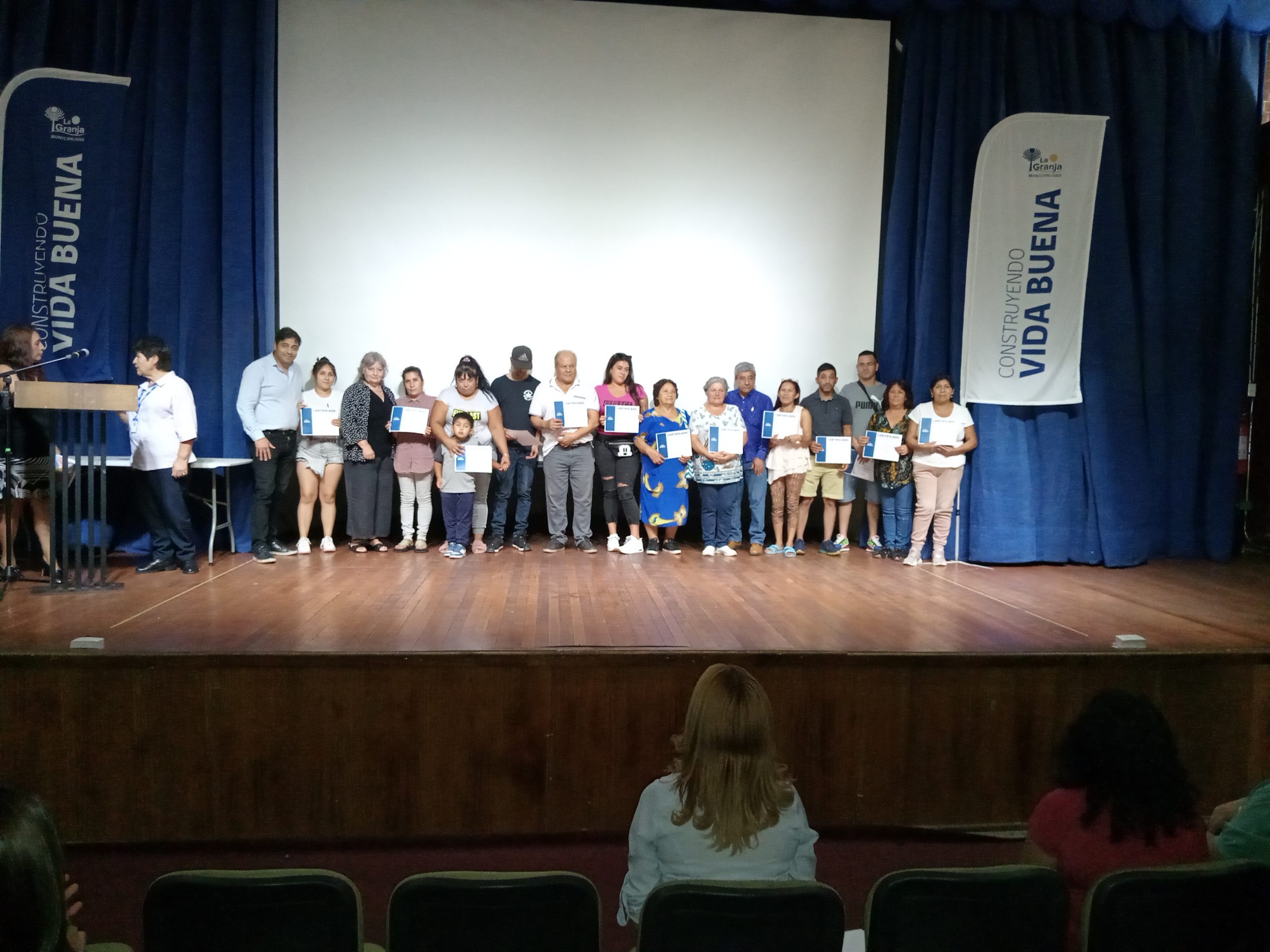 entrega de diplomas a emprendedoras y emprendedores que terminaron su ciclo de capacitación